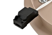 Close-up van een zwarte stekkerverbinding op een led-plafondlamp, zijaanzicht