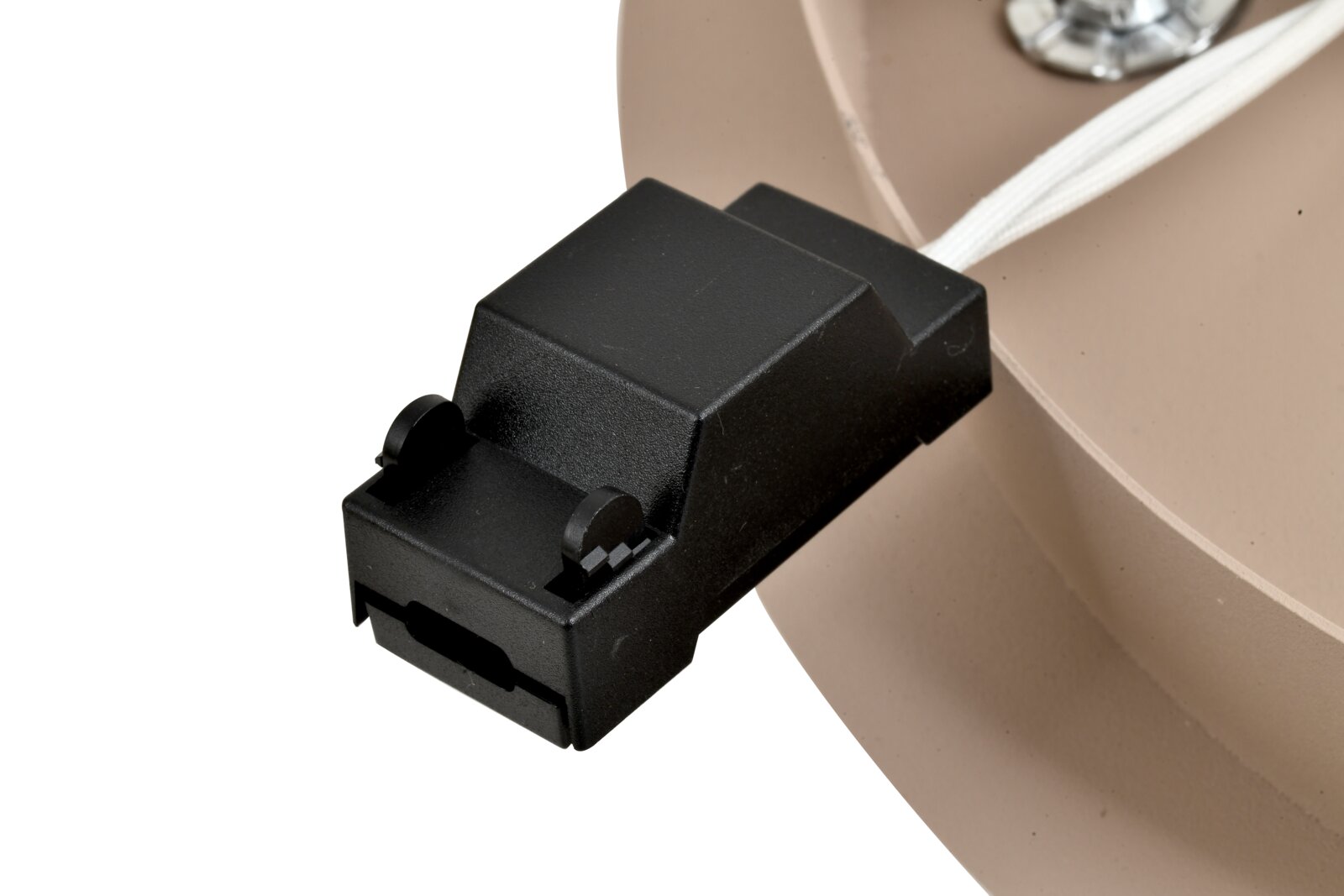 Close-up van een zwarte stekkerverbinding op een led-plafondlamp, zijaanzicht