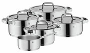 Topfset Compact Cuisine 5-tlg. aus Edelstahl, bestehend aus vier Töpfen mit Deckeln und einem Stieltopf, in einer leicht seitlichen Perspektive.