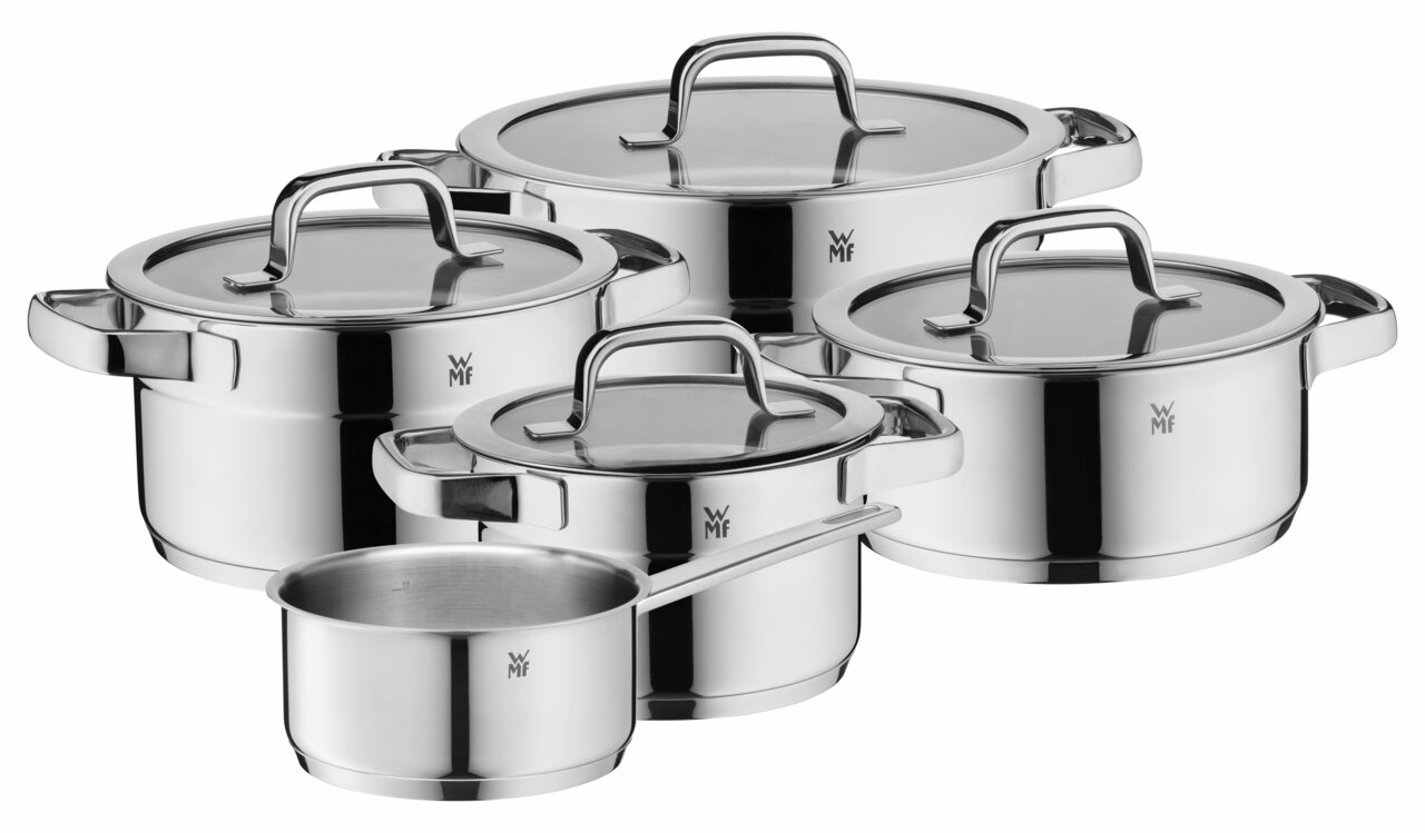 Topfset Compact Cuisine 5-tlg. aus Edelstahl, bestehend aus vier Töpfen mit Deckeln und einem Stieltopf, in einer leicht seitlichen Perspektive.