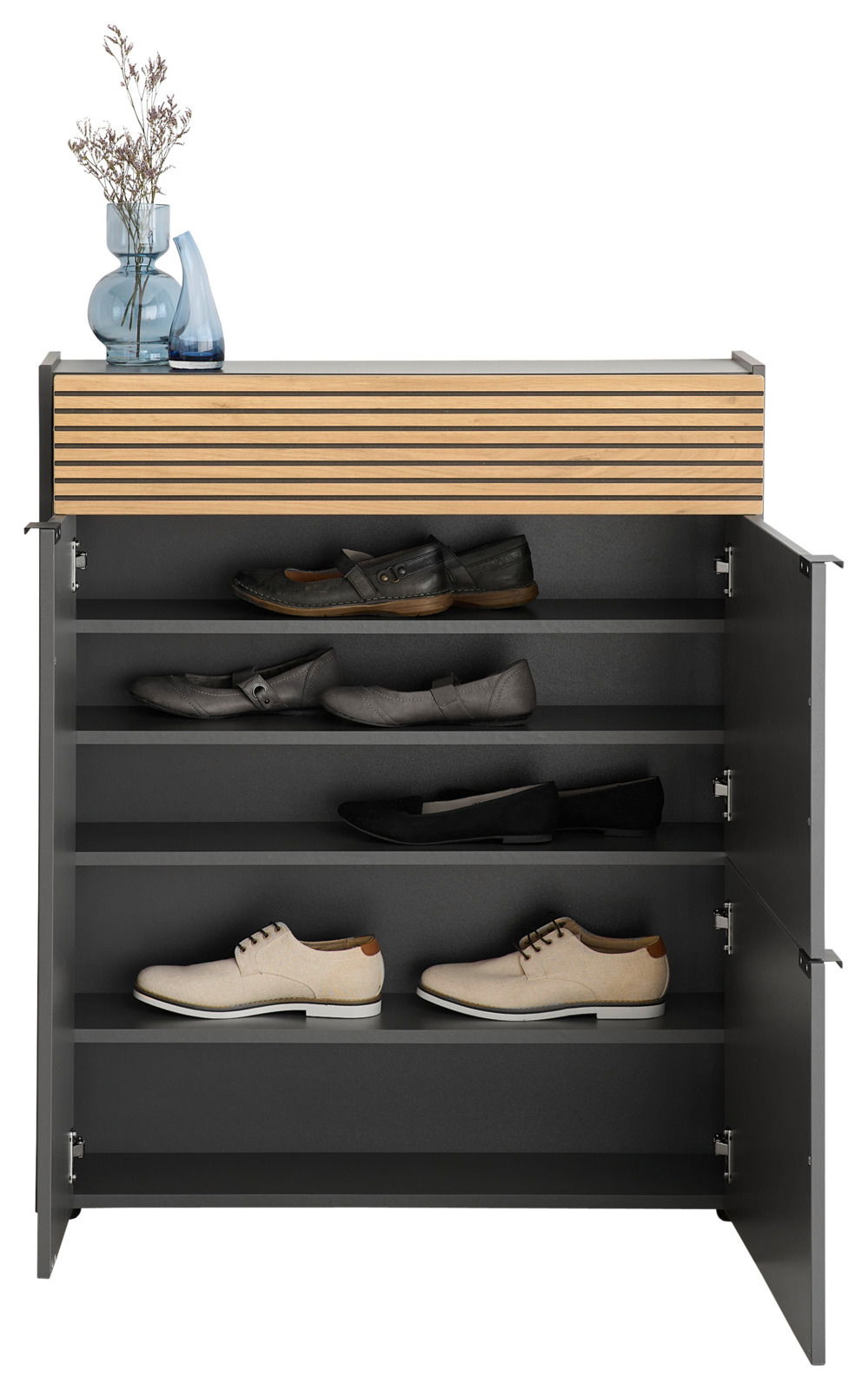 Schuhschrank in Graphit mit offenen Türen, gefüllt mit verschiedenen Schuhen, und dekoriert mit Vasen auf der Oberseite. Frontalansicht.