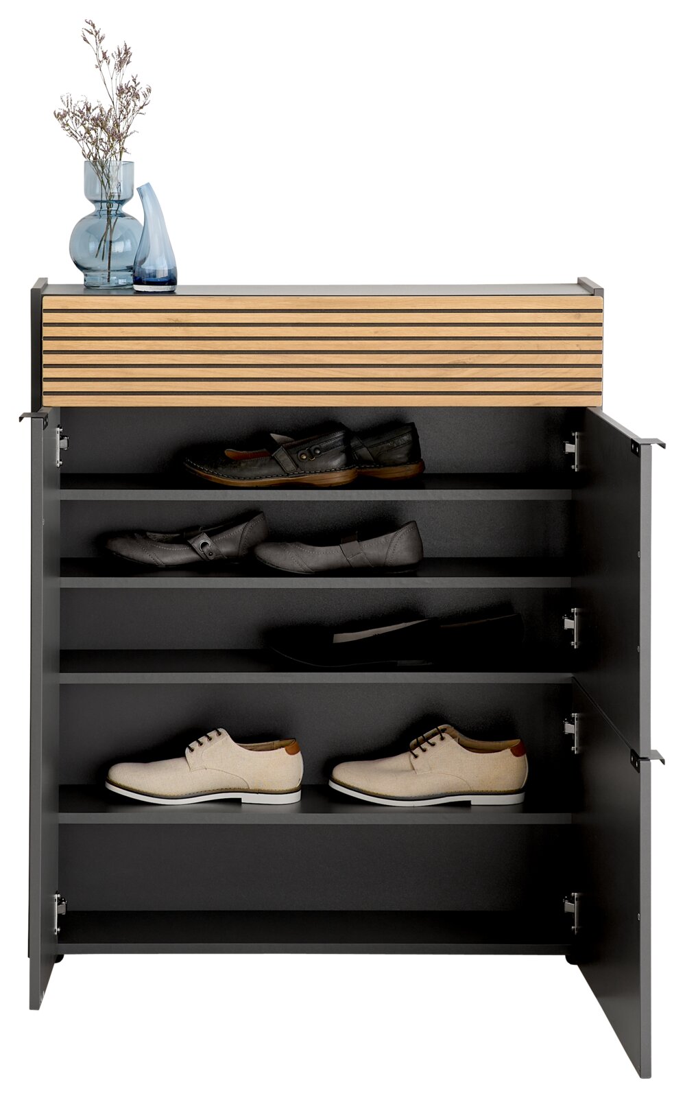 Schuhschrank in Graphit mit offenen Türen, gefüllt mit verschiedenen Schuhen, und dekoriert mit Vasen auf der Oberseite. Frontalansicht.