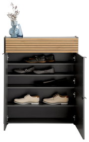 Schuhschrank in Graphit mit offenen Türen, gefüllt mit verschiedenen Schuhen, und dekoriert mit Vasen auf der Oberseite. Frontalansicht.