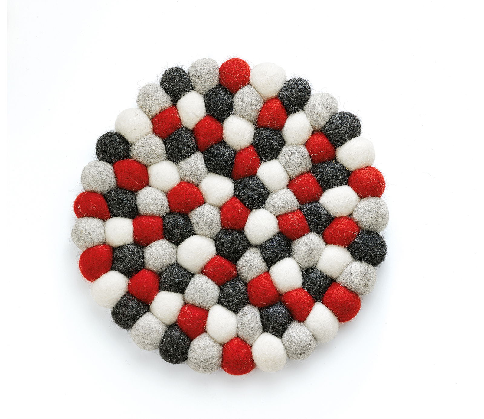 Runder Untersetzer aus Filzkugeln in Rot, Schwarz, Weiß und Grau, von oben betrachtet.