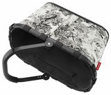 Carrybag mit schwarzem Rahmen und Griff, dekoriert mit einem schwarz-weißen Landschaftsmuster, aus der Perspektive von oben seitlich betrachtet.