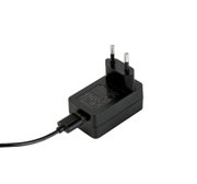 Schwarzes Netzteil mit Eurostecker, seitliche Perspektive