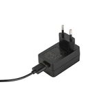 Schwarzes Netzteil mit Eurostecker, seitliche Perspektive
