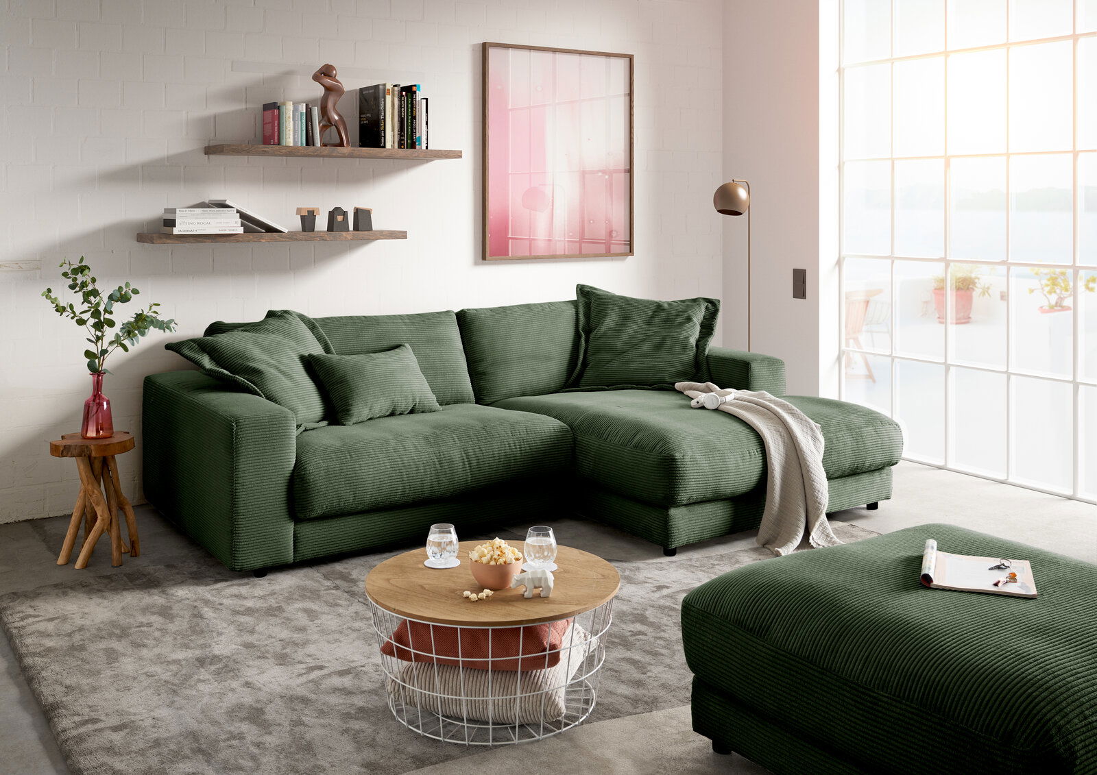 Grüne Longchairkombination in einem modernen Wohnzimmer, seitliche Perspektive mit großen Fenstern im Hintergrund.