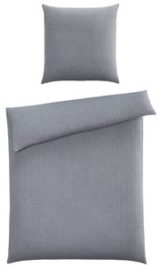 Graue Bettwäsche mit feinem Streifenmuster, bestehend aus einem Kissenbezug und einem Bettdeckenbezug, aus der Vogelperspektive.