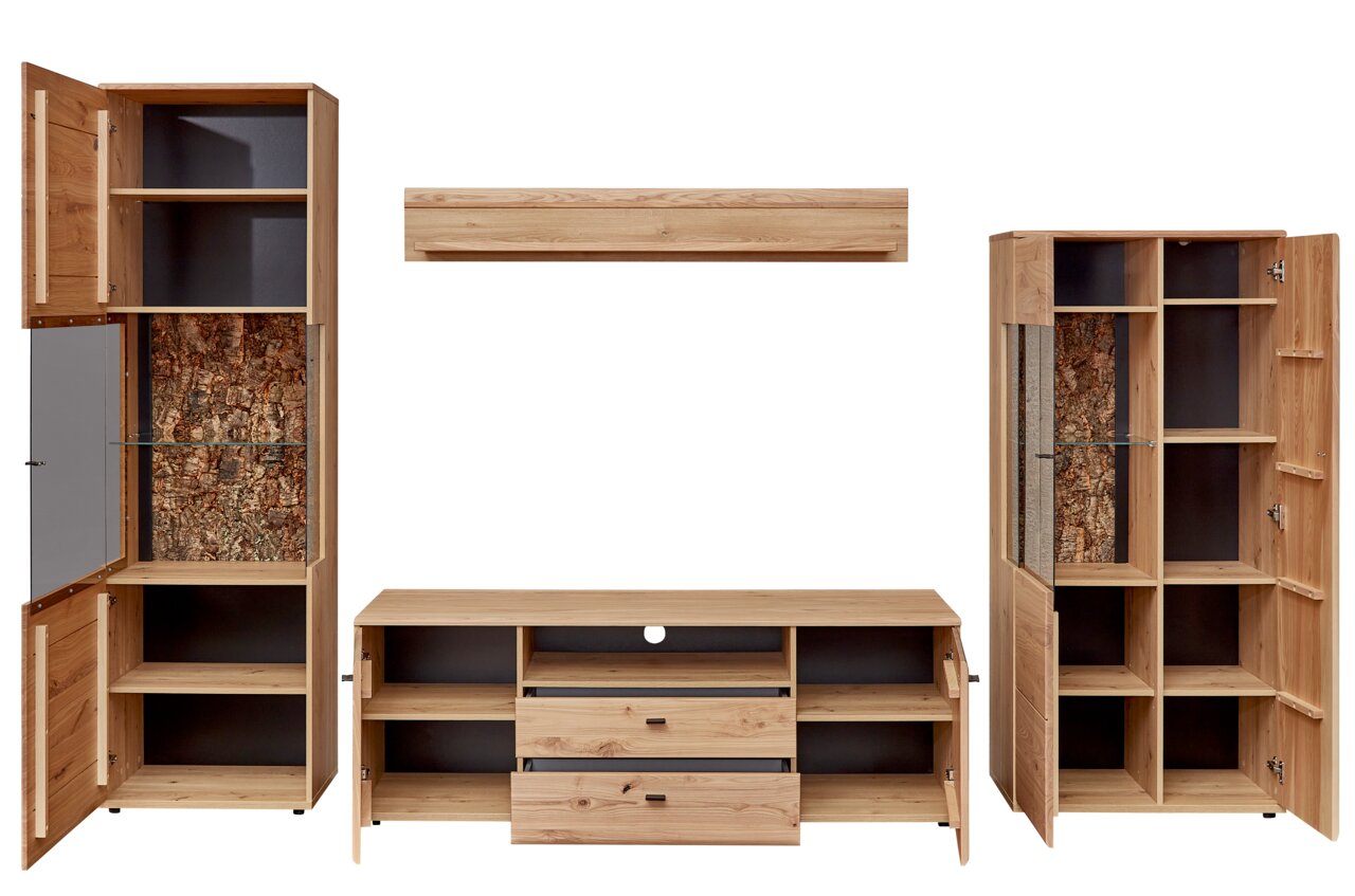 Frontale Ansicht einer modernen Wandkombination aus Holz mit offenen und geschlossenen Fächern, Glasregalen und natürlicher Holzmaserung.