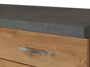 Nahaufnahme einer Küchenschublade mit Holzoptik und grauer Arbeitsplatte, seitliche Perspektive.