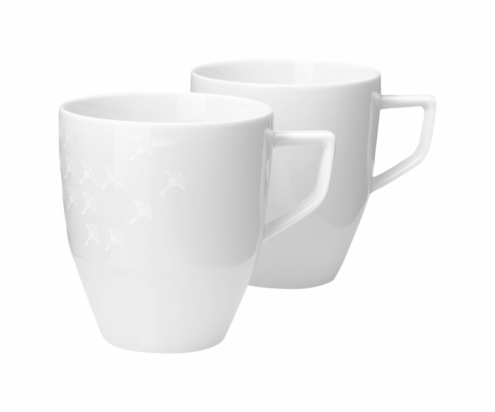 Zwei weiße Becher mit Henkel, einer mit dezentem Muster, aus seitlicher Perspektive fotografiert.
