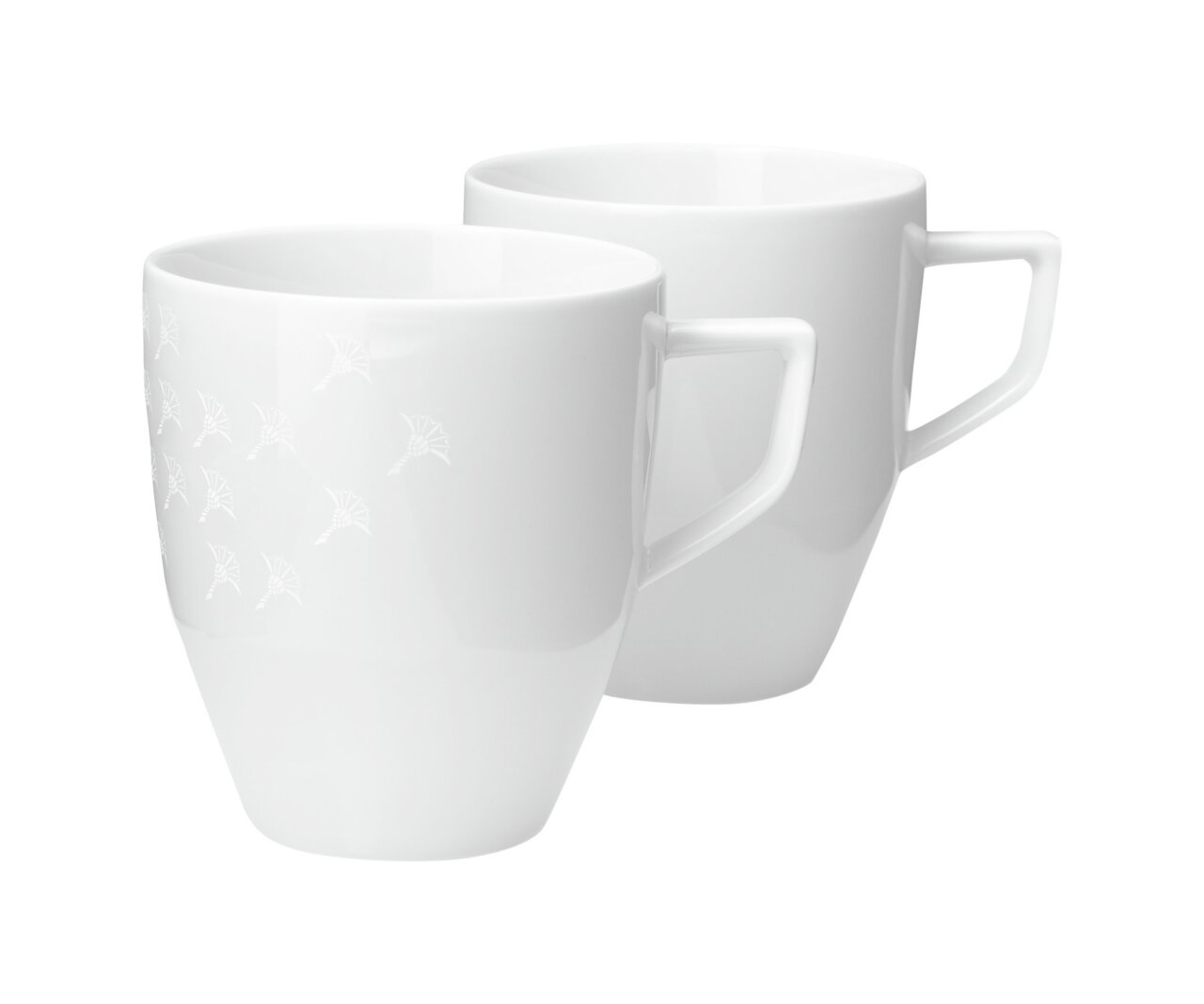 Zwei weiße Becher mit Henkel, einer mit dezentem Muster, aus seitlicher Perspektive fotografiert.