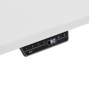 Nahaufnahme eines weißen E-Schreibtischs mit digitalem Bedienfeld und Höhenanzeige.