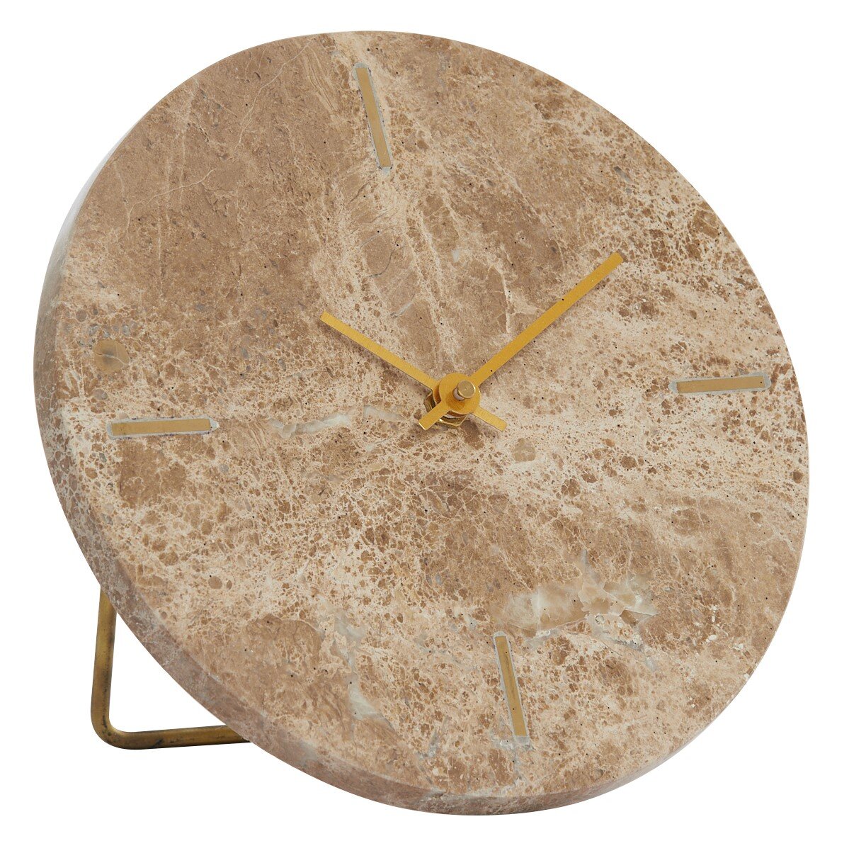 Nahaufnahme einer runden Uhr aus braunem Marmor mit goldenen Zeigern und minimalistischen Markierungen, seitliche Perspektive.