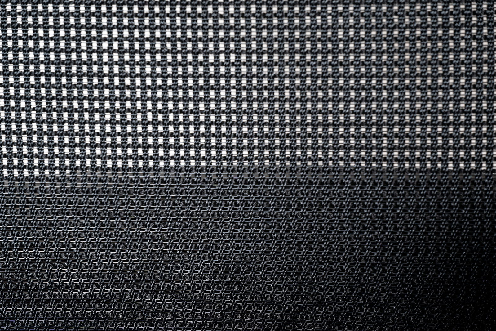 Nahaufnahme des Stoffmusters eines Drehstuhls aus seitlicher Perspektive.