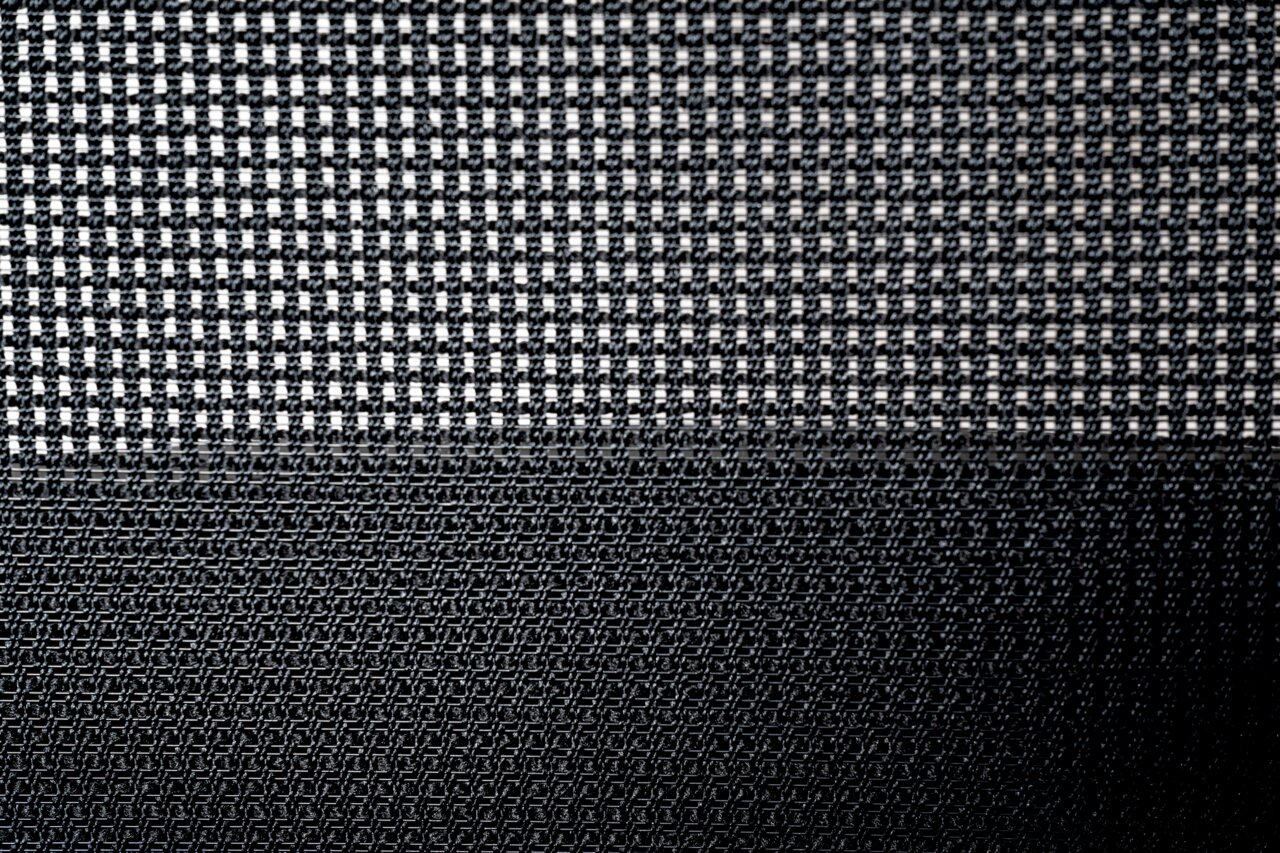 Nahaufnahme des Stoffmusters eines Drehstuhls aus seitlicher Perspektive.