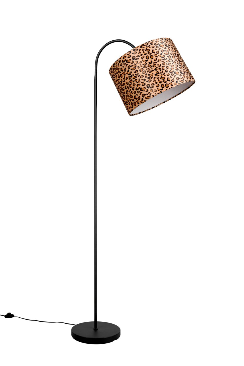 Stehleuchte mit schwarzem Standfuß und einem Lampenschirm im Leopardenmuster, seitliche Perspektive