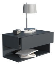 Modernes, dunkelgraues Nachtkästchen mit Schiebetür und offenem Fach, darauf Tischlampe, Wecker und Bücher; perspektivische Ansicht schräg von vorne/oben vor weißem Hintergrund