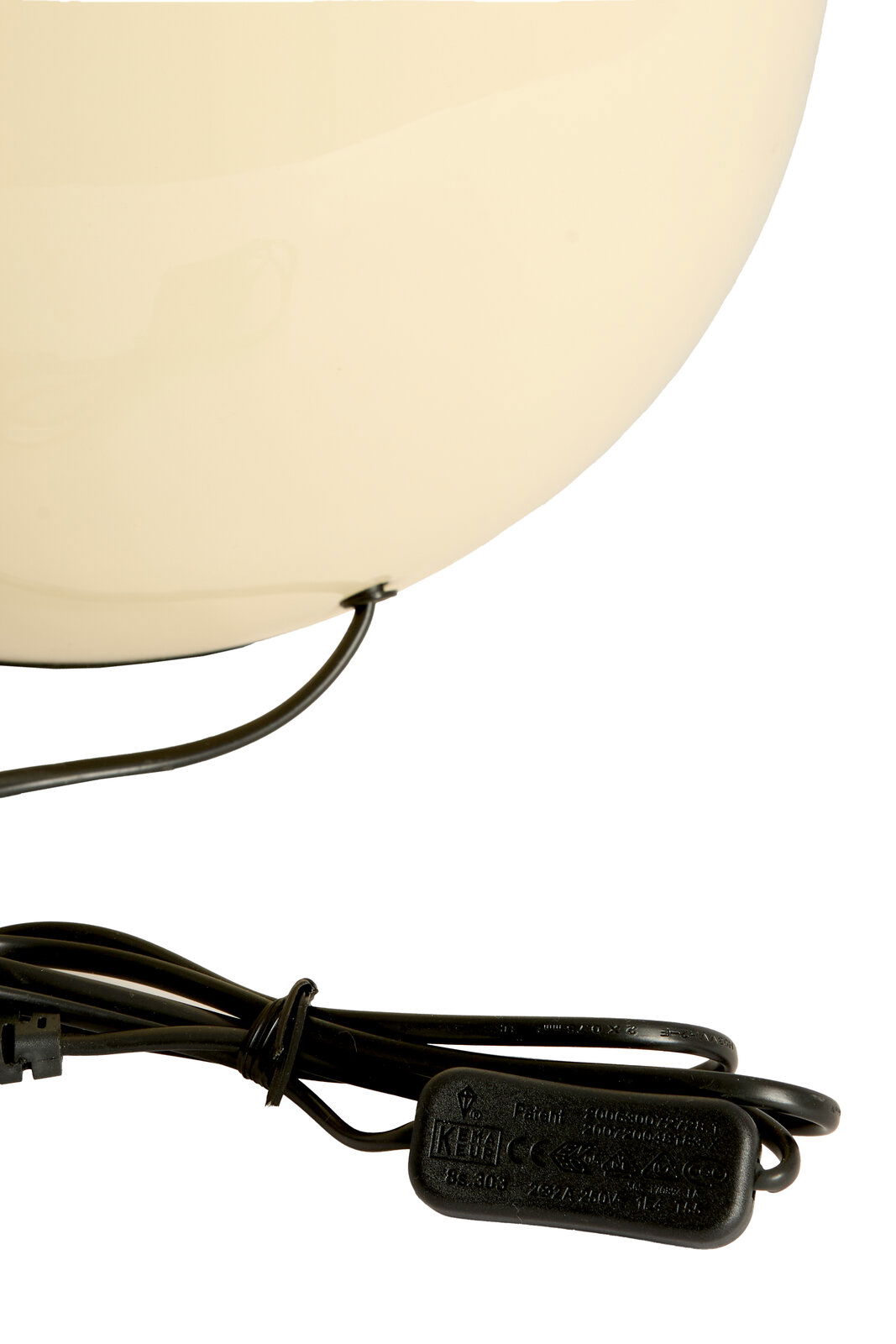 Nahaufnahme eines cremefarbenen Lampenfußes mit schwarzem Kabel und Schalter, seitliche Perspektive.