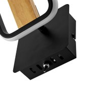 Nahaufnahme einer modernen LED-Wandleuchte in Schwarz mit Holzdetail und ovalem Leuchtring, Unteransicht mit sichtbarer Montageplatte und Kippschalter