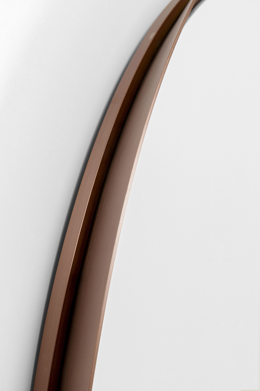 Nahaufnahme eines Wandspiegels mit einem eleganten, braunen Rahmen, seitliche Perspektive.