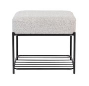 Moderner Hocker mit gepolsterter Sitzfläche in Grau und schwarzem Metallgestell, Vorderansicht.