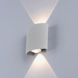 Moderne silberne Wandleuchte CARLO mit elegantem Design, die sowohl nach oben als auch nach unten Licht abstrahlt. Seitenansicht.
