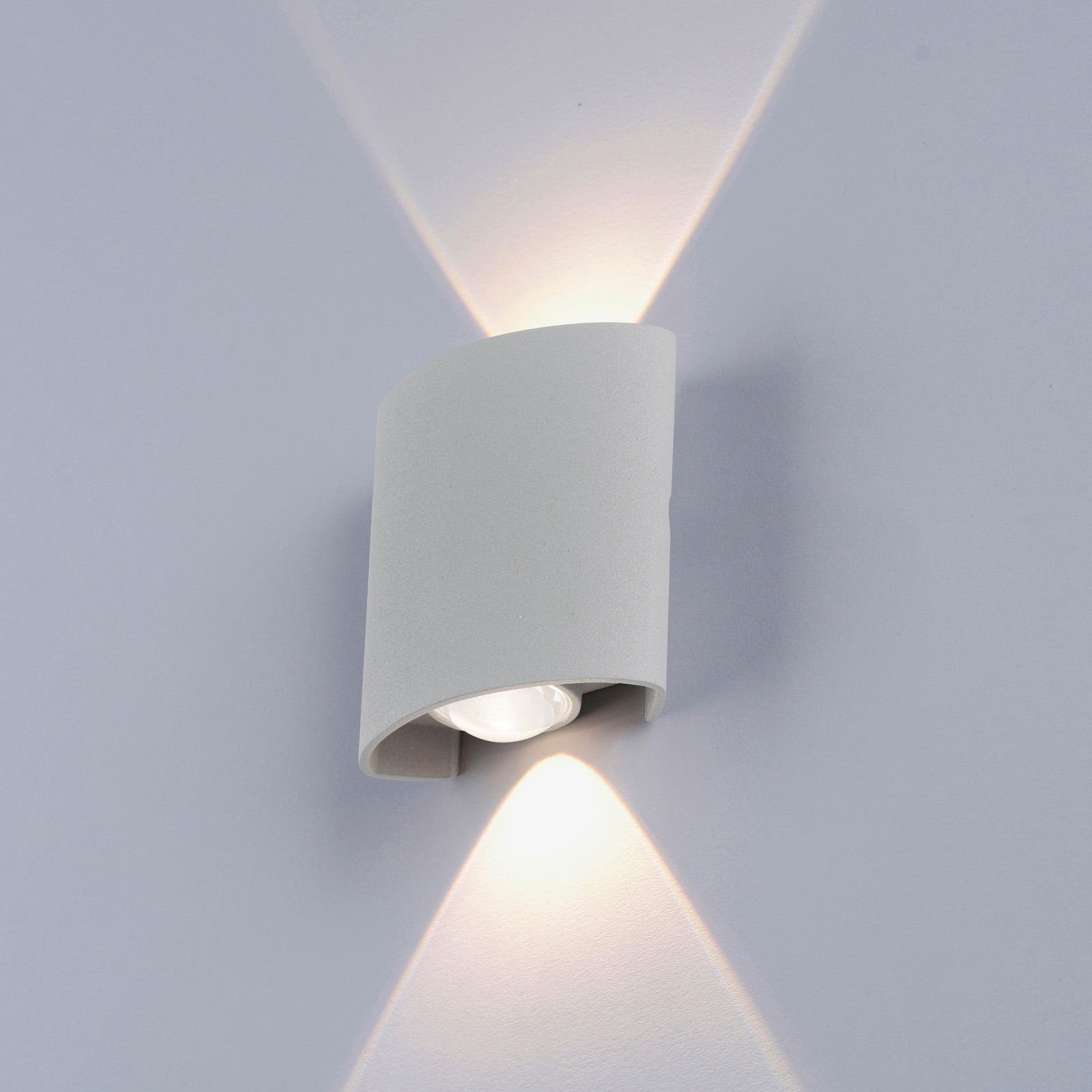 Moderne silberne Wandleuchte CARLO mit elegantem Design, die sowohl nach oben als auch nach unten Licht abstrahlt. Seitenansicht.