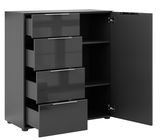 Moderne schwarze Kommode mit drei offenen Schubladen und einer geöffneten Tür, die zwei Regalböden zeigt. Perspektive von vorne links.