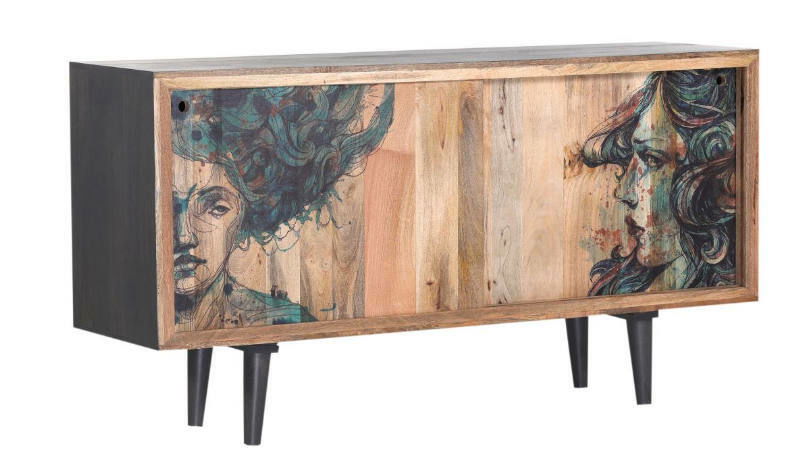 Sideboard mit künstlerisch gestalteten Schiebetüren, die Porträts in lebendigen Farben zeigen, aus einer frontalen Perspektive.