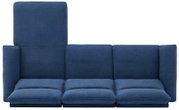 Blaues 3-Sitzer-Stoffsofa mit hoher Rückenlehne links und breiten Armlehnen, Frontansicht auf weißem Hintergrund.