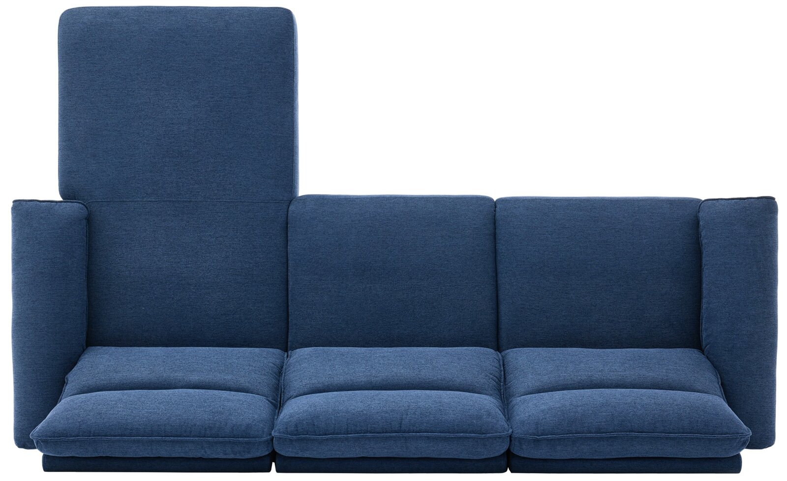 Blaues 3-Sitzer-Stoffsofa mit hoher Rückenlehne links und breiten Armlehnen, Frontansicht auf weißem Hintergrund.