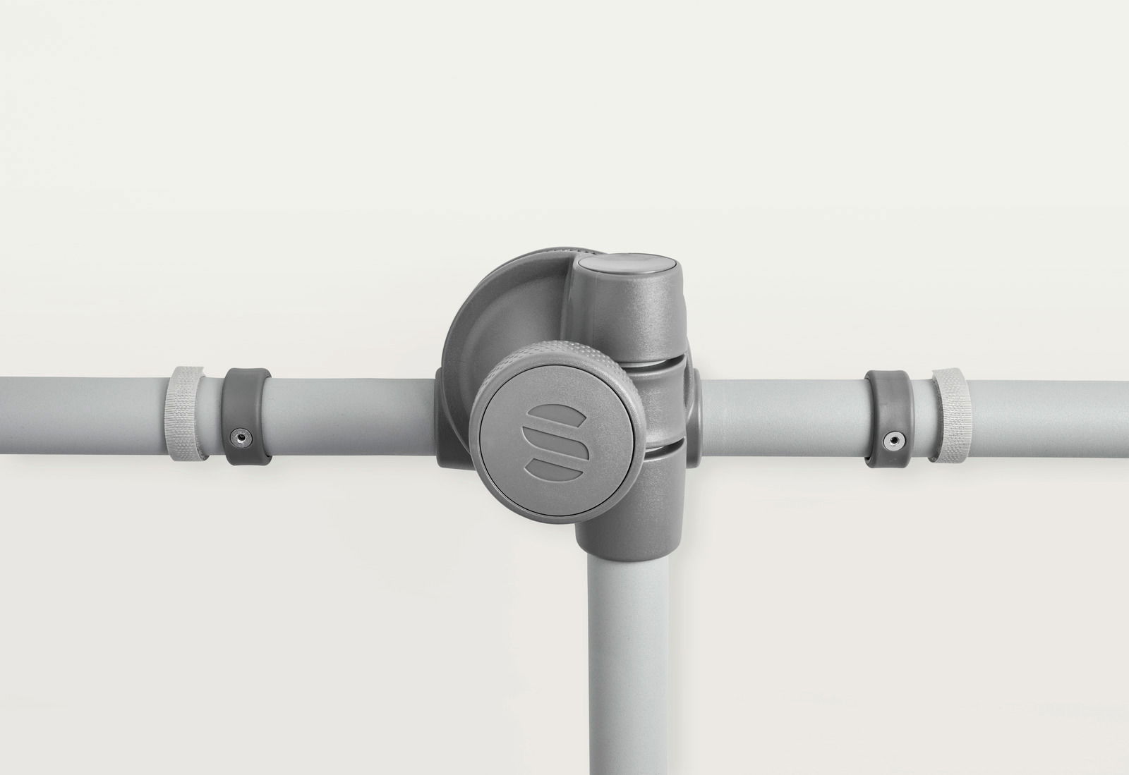 Nahaufnahme eines grauen Sonnenschirm-Gelenks mit seitlicher Perspektive.