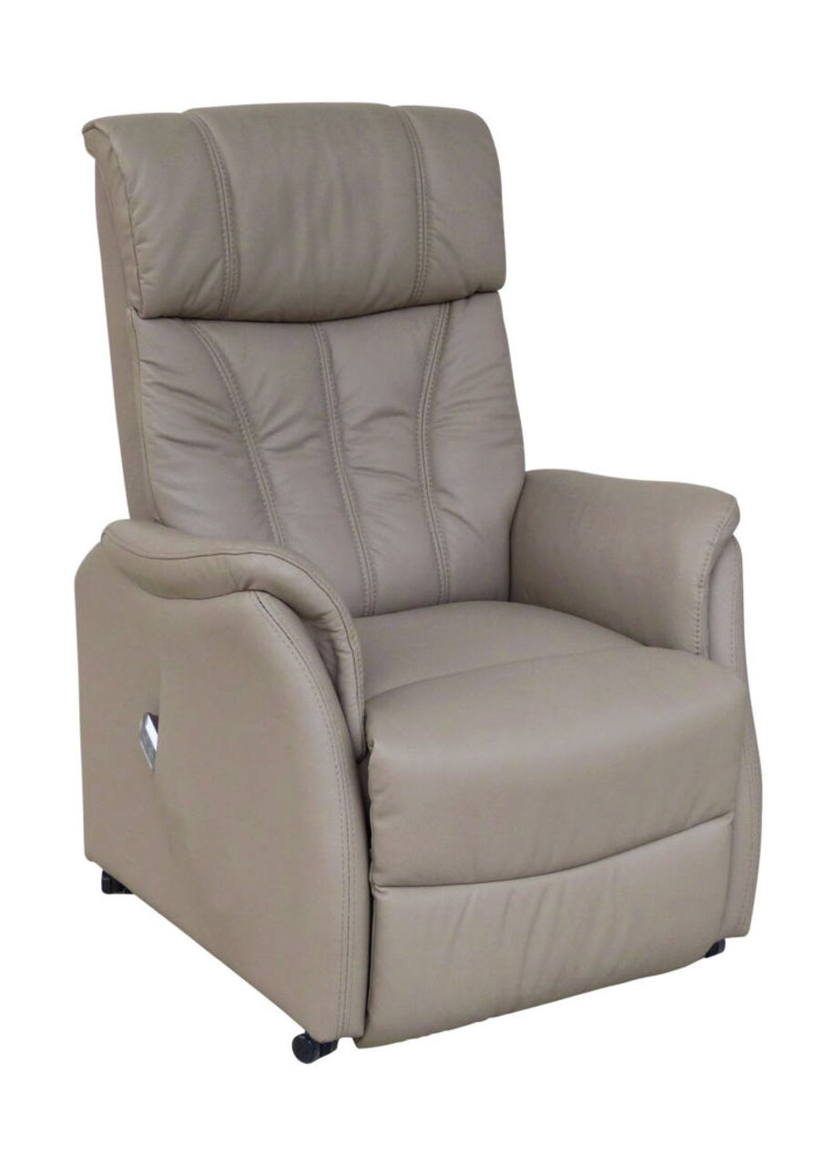 Beige tv-fauteuil in vooraanzicht met gestoffeerde rugleuning en armleuningen.