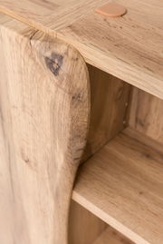 Nahaufnahme eines Hängeschranks aus Holz mit natürlicher Maserung, von oben betrachtet.