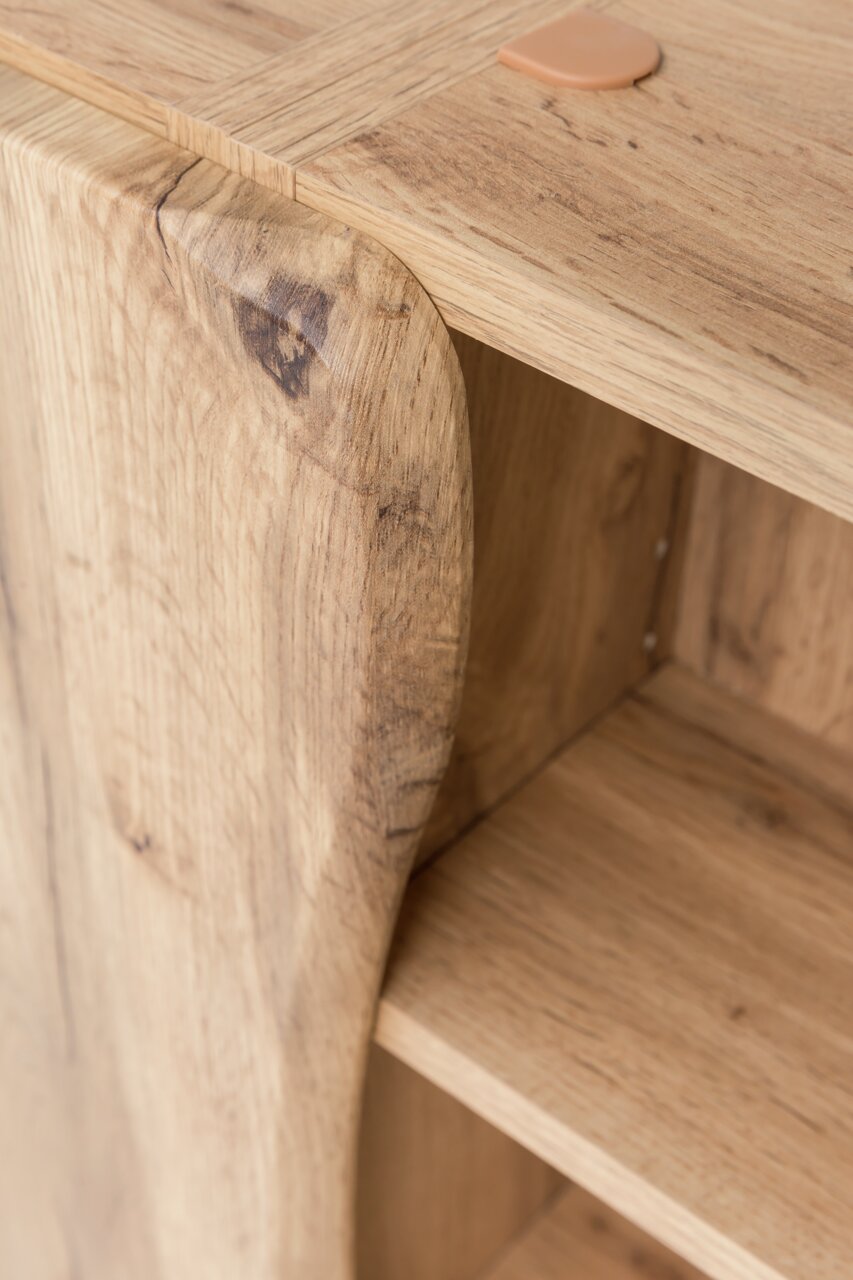 Nahaufnahme eines Hängeschranks aus Holz mit natürlicher Maserung, von oben betrachtet.