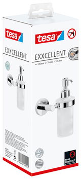 Verpackung des tesa Exxcellent Seifenspenders, Vorderansicht, mit glänzendem Chrom-Design und mattiertem Glasbehälter.