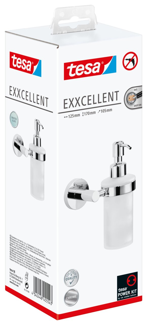 Verpakking van de tesa Exxcellent zeepdispenser, vooraanzicht, met glanzend chromen ontwerp en een matglazen reservoir.