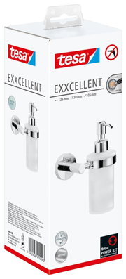 Verpakking van de tesa Exxcellent zeepdispenser, vooraanzicht, met glanzend chromen ontwerp en een matglazen reservoir.