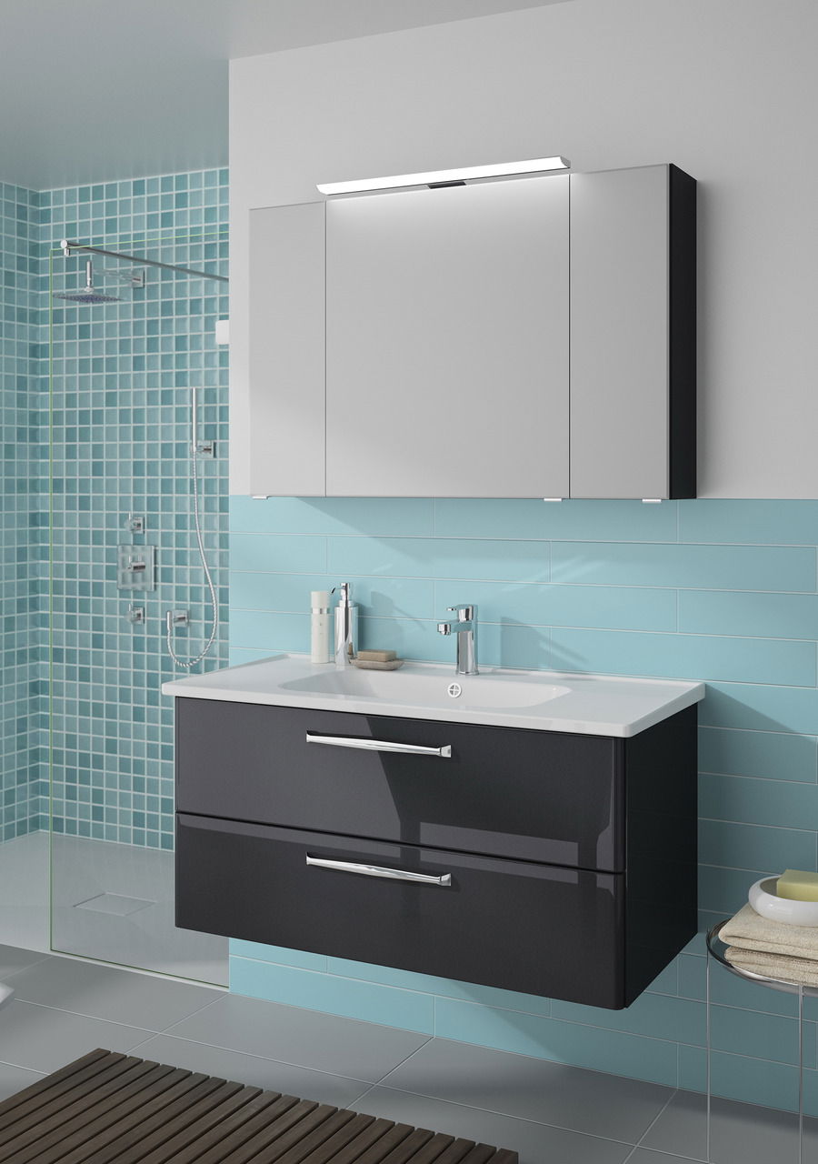 Moderner Badblock mit Waschbecken und Spiegel, seitliche Perspektive