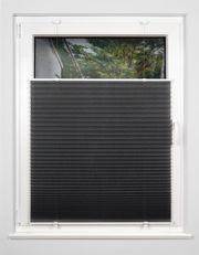 Schwarzes Plissee gefädelt, montiert an einem weißen Fensterrahmen, von innen fotografiert.