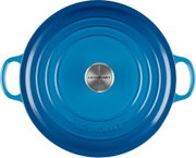 Bovenaanzicht van een ronde blauwe Le Creuset braadpan met deksel, twee handgrepen en een roestvrijstalen knop