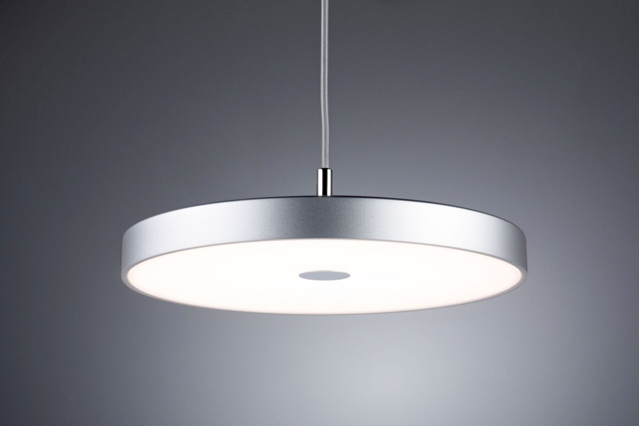 Moderne, runde Pendelleuchte in Silber, von unten betrachtet, mit gleichmäßiger Lichtverteilung.