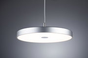 Moderne, runde Pendelleuchte in Silber, von unten betrachtet, mit gleichmäßiger Lichtverteilung.