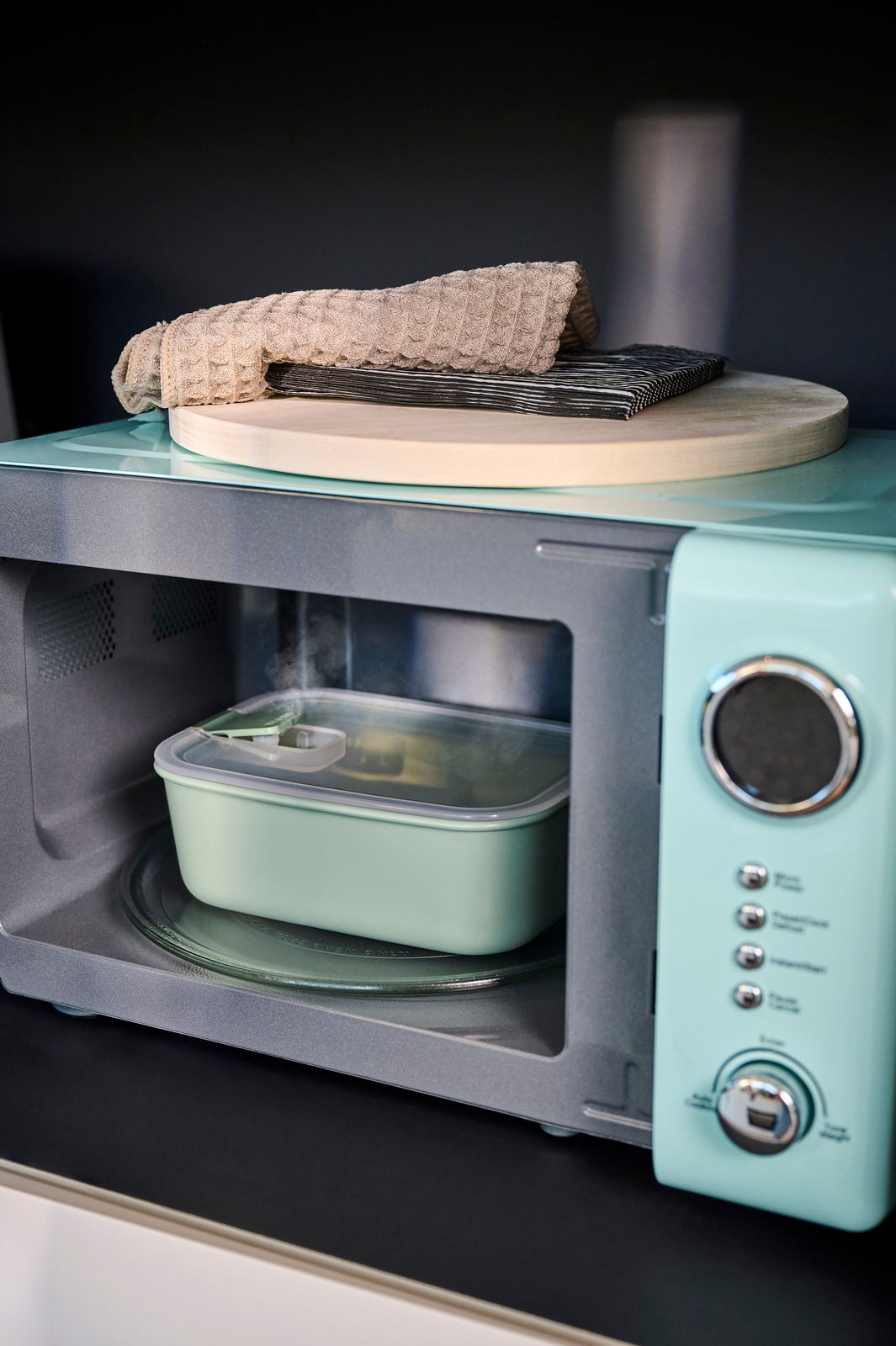 Frischhaltedose in einer Mikrowelle, seitliche Perspektive