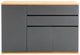 Frontale Ansicht einer modernen Kommode mit grauen Türen und Schubladen, sowie einer Holzoberfläche.