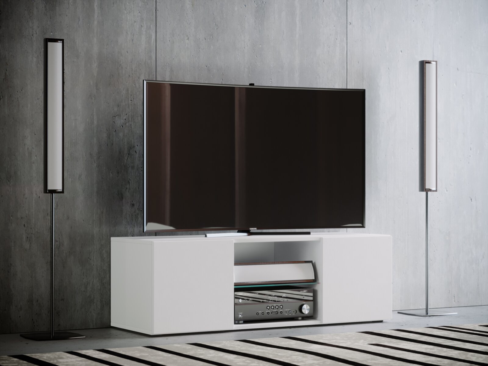 Modernes Wohnzimmer-Setup mit großem Flachbildfernseher auf weißem TV-Lowboard, flankiert von zwei schlanken Stehleuchten vor Betonwand, frontale Perspektive.