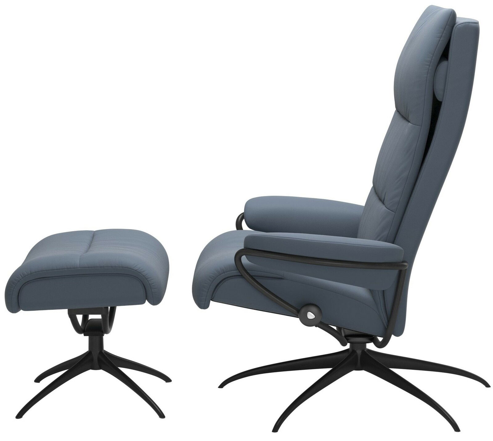 Seitliche Ansicht eines blauen Einzelsessels mit passendem Fußhocker, modernes Design mit schwarzem Metallgestell.