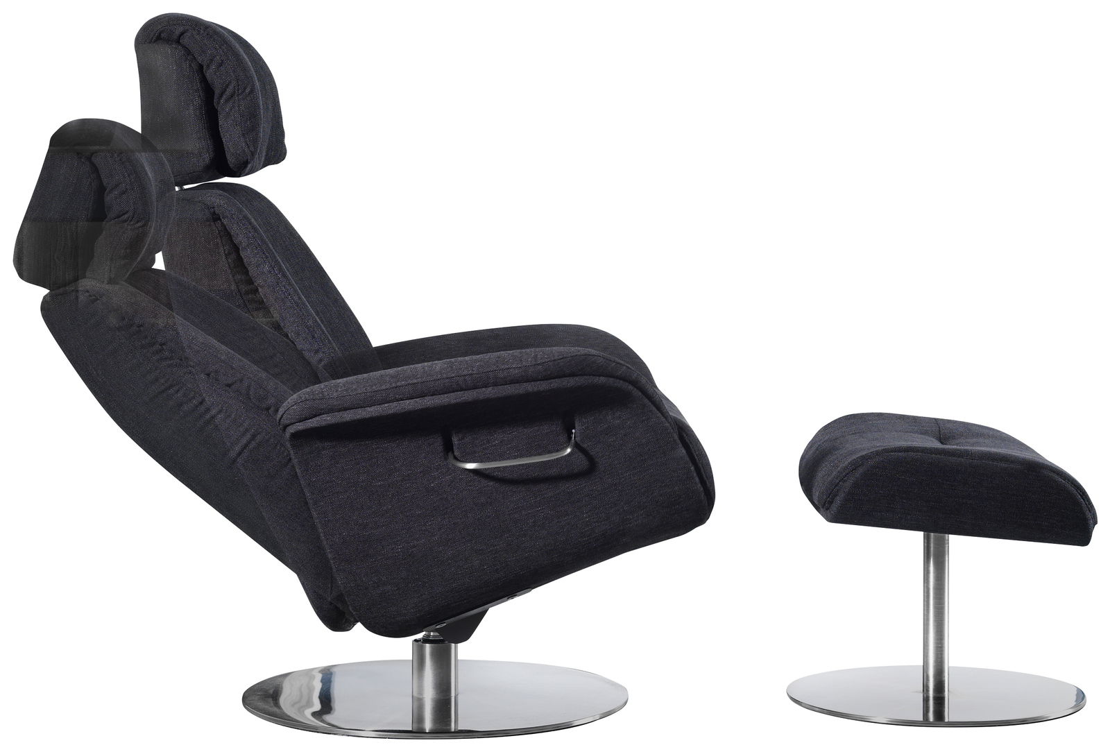 Seitliche Ansicht eines modernen, dunkelgrauen Relaxsessels mit passendem Hocker auf verchromtem Standfuß.